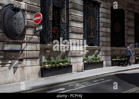 Un maschio vaper fuma mentre si cammina lungo il fringuello Street, una stretta medievale-ser lane nella città di Londra, capitale storico del quartiere finanziario, il 2 agosto 2018, a Londra, in Inghilterra. Foto Stock