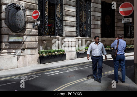 Due uomini che passano ogni altro su Finch Street, una stretta medievale-ser lane nella città di Londra, capitale storico del quartiere finanziario, il 2 agosto 2018, a Londra, in Inghilterra. Foto Stock