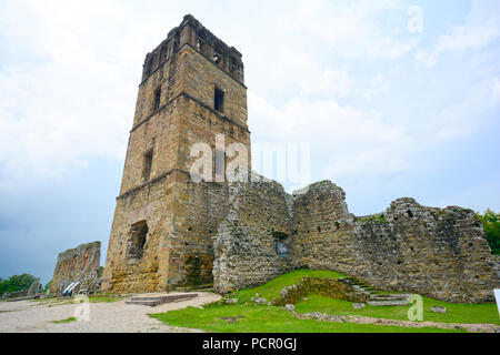 Resti della torre della cattedrale della città vecchia di Panama Foto Stock