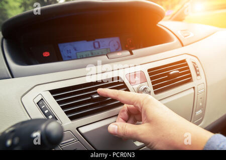 Driver lato aria tuning griglia di ventilazione di emergenza, interruttore di lampeggiatore e Luce in auto moderna interno Foto Stock