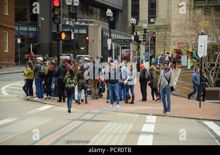 Pedoni in attesa ad un semaforo attraversare State Street nel quartiere finanziario nel centro cittadino di Boston, Massachusetts, Stati Uniti. Foto Stock