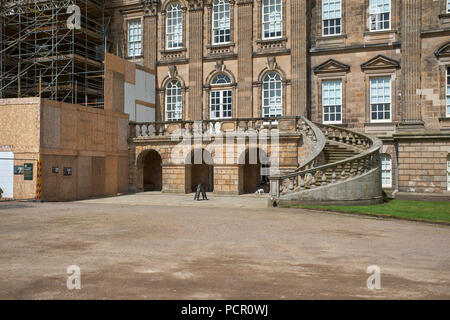 Duff House subendo grosse riparazioni e manutenzione. Ponteggio e la creazione di aree del sito nella visualizzazione a schermo intero alla vista in elevazione frontale. Foto Stock