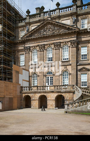 Duff House subendo grosse riparazioni e manutenzione. Ponteggio e la creazione di aree del sito in pieno schermo di fron elevazione. Foto Stock