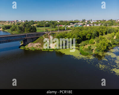 Ponte Ferroviario sul fiume Matyra Gryazi in città in Russia Foto Stock