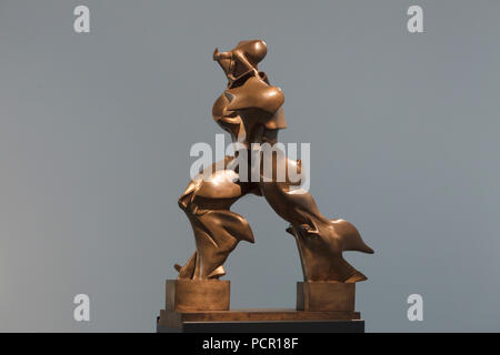 Statua in bronzo "Forme uniche di continuità nello spazio' dagli italiani artista futurista Umberto Boccioni (1913) sul display nella Kunsthalle di Mannheim in Mannheim, Baden-Württemberg, Germania. Foto Stock