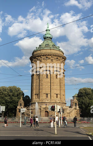 Mannheimer Wasserturm (Mannheim Water Tower) progettato dall architetto tedesco Gustav Halmhuber e costruito in1886-1889 in Friedrichsplatz a Mannheim, Baden-Württemberg, Germania. Foto Stock