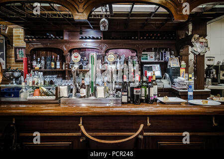 Interno di un vecchio pub nel centro della città di Aviles, Asturie. Foto Stock