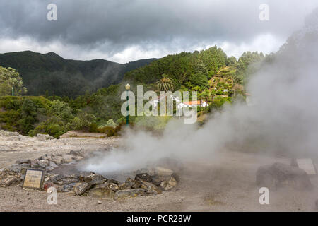 Caldeira Grande uno dei tanti geyser, di sorgenti calde e fumarole sparse nel villaggio centrale di Furnas, São Miguel, Azzorre Foto Stock