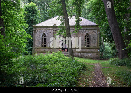 Vista in elevazione frontale del mausoleo eretto da James, 2nd Earl Fife nel 1793. a Duff House Foto Stock