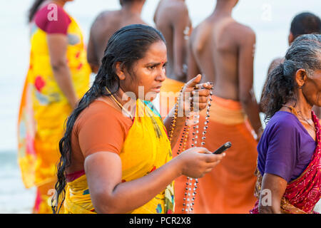 RAMESHWARAM, Tamil Nadu, India- marzo circa 2018. In corrispondenza del cancello, non identificato pellegrini Indù gente pronta ad andare al bagno in mare Arabico prima en Foto Stock