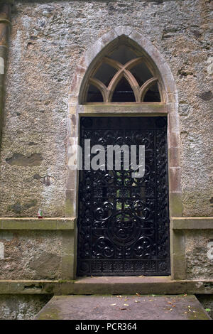 La ghisa porta principale a Duff House mausoleo incorpora un Earl"s coronet e l'iniziale "F" tra la decorazione Foto Stock