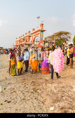 RAMESHWARAM, Tamil Nadu, India- marzo circa 2018. In corrispondenza del cancello, non identificato pellegrini Indù gente pronta ad andare al bagno in mare Arabico prima en Foto Stock