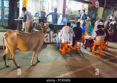 RAMESHWARAM, Tamil Nadu, India- marzo circa 2018. In via principale, non identificato pellegrini Indù gente pronta per andare al tempio a piedi, dopo t Foto Stock