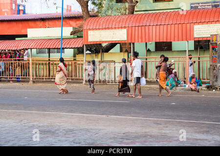 RAMESHWARAM, Tamil Nadu, India- marzo circa 2018. In via principale, non identificato pellegrini Indù gente pronta per andare al tempio a piedi, dopo t Foto Stock