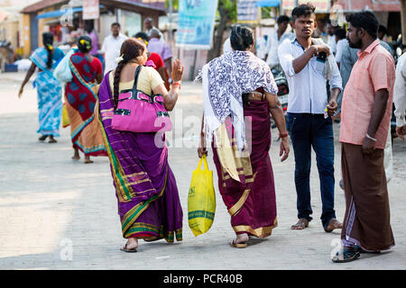 RAMESHWARAM, Tamil Nadu, India- marzo circa 2018. In via principale, non identificato pellegrini Indù gente pronta per andare al tempio a piedi, dopo t Foto Stock