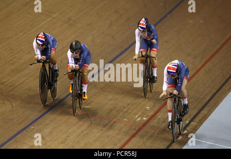 Gran Bretagna Laura Kenny, Neah Evans, Katie Archibald e Elinor Barker celebrare tenendo oro in poi Donne Squadra Finale di esercizio durante il giorno due del 2018 Campionati Europei presso il Sir Chris Hoy Velodromo, Glasgow. Foto Stock