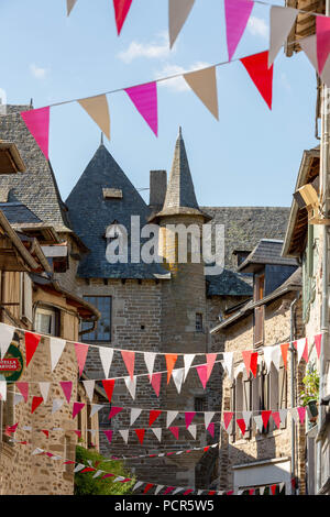 Francia, Uzerche - Luglio 12, 2018: Il borgo medievale di celebrazione ghirlande appeso in strada Foto Stock