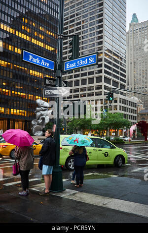 La gente camminare sotto la pioggia nel centro di Manhattan Foto Stock