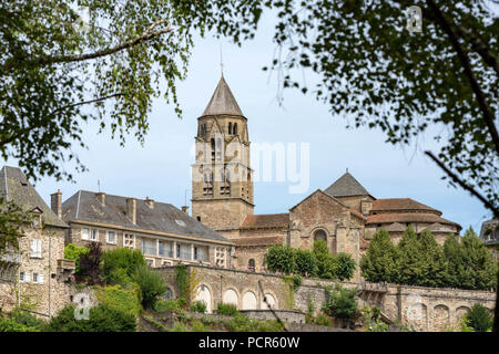 Francia, Uzerche - Luglio 12, 2018: La parte antica del borgo medievale. Foto Stock