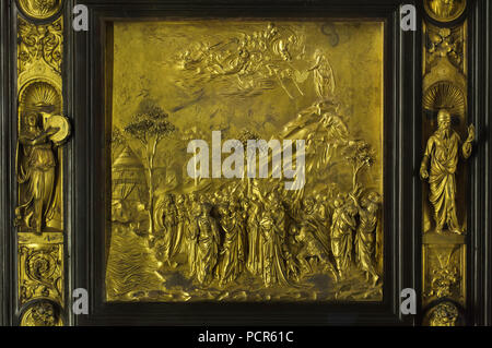 Storia di Mosè raffigurato in bronzo dorato pannello dai cancelli del paradiso (Porta del Paradiso) progettato dagli italiani primo Rinascimento scultore Lorenzo Ghiberti per il Battistero di Firenze (il Battistero di San Giovanni), ora in mostra nel Museo dell'Opera del Duomo (Museo dell'Opera del Duomo di Firenze) in Firenze, Toscana, Italia. Gli Israeliti attraversano il Mar Rosso (L) e Mosè riceve i Dieci Comandamenti di Dio sul monte Sinai (sopra) sono raffigurati nel pannello. Foto Stock