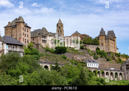 Francia, Uzerche - Luglio 12, 2018: La parte antica del borgo medievale. Foto Stock