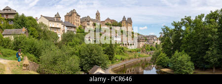 Francia, Uzerche - Luglio 12, 2018: Panorama del pittoresco borgo medievale con il fiume Vezere davanti ad esso. Foto Stock