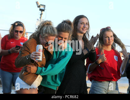 Inghilterra tifosi guardare il calcio al Luna Beach, Brighton con: tifosi inglesi celebrare Englands primi al traguardo dove: Brighton, Regno Unito quando: 03 lug 2018 Credit: Danny Martindale/WENN Foto Stock