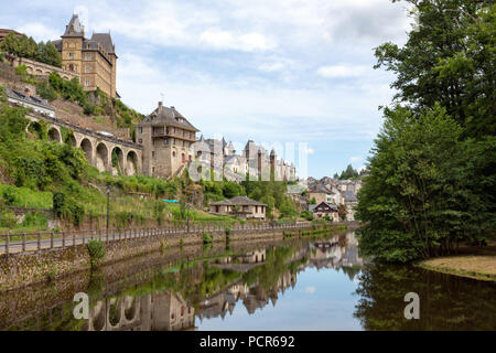 Francia, Uzerche - Luglio 12, 2018: Panorama del pittoresco borgo medievale con il fiume Vezere davanti ad esso. Foto Stock