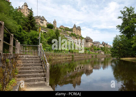 Francia, Uzerche - Luglio 12, 2018: Panorama del pittoresco borgo medievale con il fiume Vezere davanti ad esso. Foto Stock