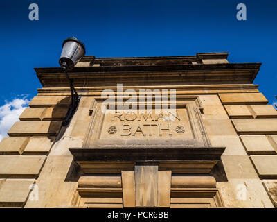 Bagno romano - Segno al di fuori delle terme romane della città di Bath, Somerset, Regno Unito Foto Stock