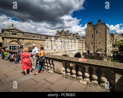 Bath Tourism - Pulteney Bridge in Bath Historic City Centre, Somerset, Regno Unito. Il ponte fu completato nel 1774, progettato da Robert Adam - stile palladiano Foto Stock