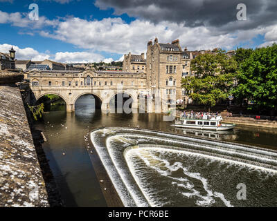 Vasca da bagno Turismo - Pulteney Bridge nel centro storico di bagno, Somerset, Regno Unito. Il ponte è stato completato 1774, progettato da Robert Adam - stile palladiano Foto Stock