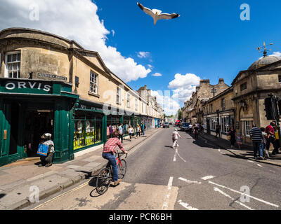 Vasca da bagno Turismo - Pulteney Bridge nel centro storico di bagno, Somerset, Regno Unito. Il ponte è stato completato 1774, progettato da Robert Adam - stile palladiano Foto Stock
