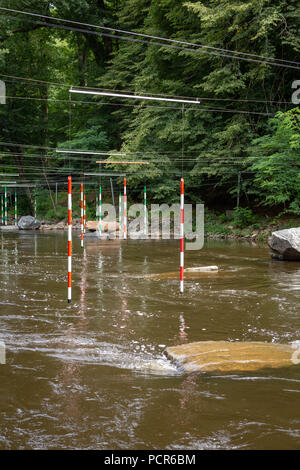 Francia, Uzerche - Luglio 12, 2018: Whitewater o canoa slalom corso con porte pensili sul fiume Vezere Foto Stock