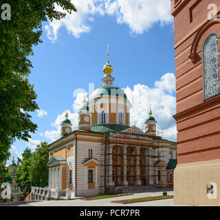 Vista verso la Cattedrale Pokrovsky e il cancello chiesa di San Mitrophan di Voronezh dall'angolo della Cattedrale di San Nicola nel monastero Pokrovsky ho Foto Stock