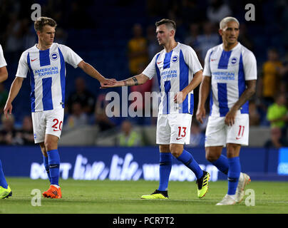 Brighton e Hove Albion Pascal Gross celebra il punteggio al suo fianco il secondo obiettivo del gioco durante la pre-stagione amichevole alla AMEX Stadium, Brighton. Foto Stock