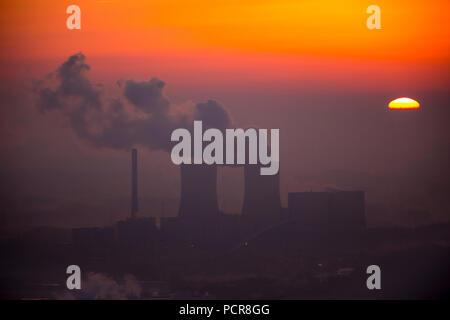 RWE Power centrali a carbone vegetale in alba con nuvola di fumo, le torri di raffreddamento, ex di un reattore ad alta temperatura, ex centrale nucleare, Hamm, la zona della Ruhr, Nord Reno-Westfalia, Germania Foto Stock