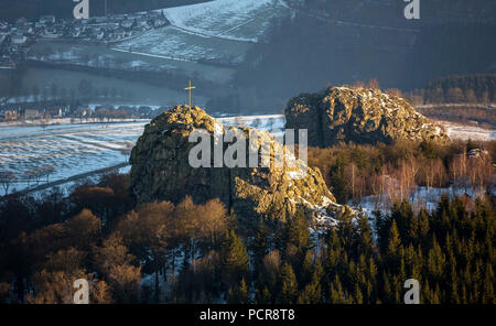 Bruchhauser pietre con Sauerland panorama, monumento naturale, vertice di croce, Olsberg-Bruchhausen, Olsberg, Sauerland, Nord Reno-Westfalia, Germania Foto Stock