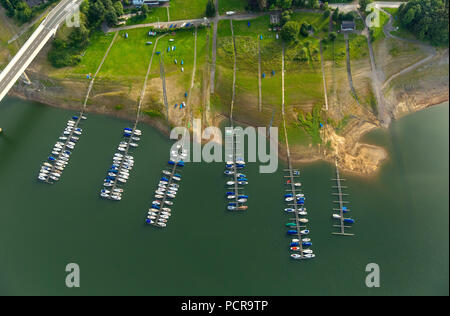 Pontile a bassa marea, abbassa il livello di acqua nel serbatoio Bigge per riparare il terrapieno roccioso nella città di Attendorn che serve come una parete della diga, Olpe, Sauerland, Bigge serbatoio, Bigge, Biggesee, Ruhrverband, Nord Reno-Westfalia, Germania Foto Stock