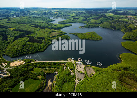 Barca a vela molo vicino alla diga, Rurstausee, Rurtalsperre Schwammenauel secondo serbatoio più grande in Germania, Heimbach, Eifel, nella Renania settentrionale-Vestfalia, Germania Foto Stock