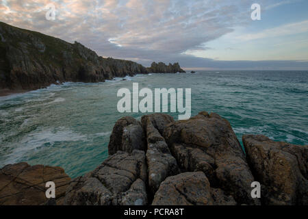 Sunrise over Pedn Vounder Porthcurno vicino a West Cornwall Foto Stock