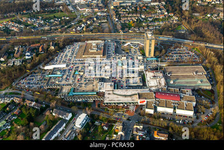Centro RheinRuhr, Rhein-Ruhr-Center presso la A40, centro shopping in città confine tra Essen e Mülheim, Karstadt, Cinemax Mülheim, pieno parcheggio parcheggio sul tetto, Mülheim an der Ruhr, la zona della Ruhr, Nord Reno-Westfalia, Germania Foto Stock