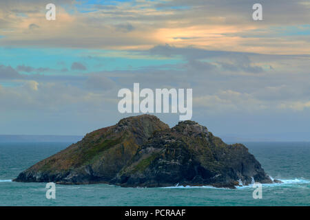 Vista verso i carradori Rock off Holywell Bay in North Cornwall Foto Stock