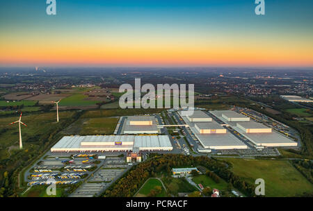 IKEA Logistics Center Dortmund Ellinghausen, discount arredamento, grandi magazzini, logistica, crepuscolo, camion, la consegna just-in-time, magazzini, Dortmund, la zona della Ruhr, Nord Reno-Westfalia, Germania Foto Stock