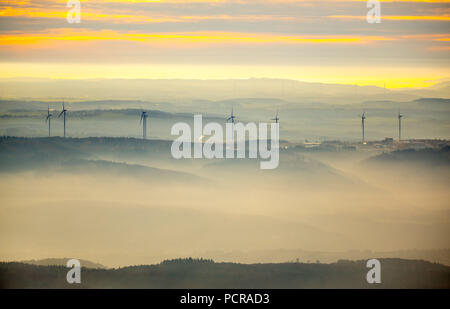 Vista dal Taunus sulla Valle del Reno nell'Hunsrück vicino a Boppard, centrali eoliche sulle alture, golden sky, Dachsenhausen, Valle del Reno, Renania-Palatinato, Germania Foto Stock