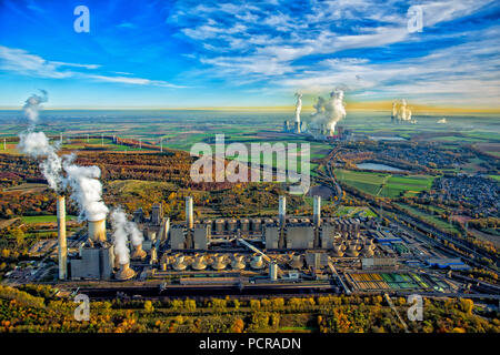 Nella parte anteriore della stazione di potenza Frimmersdorf, dietro la stazione di potenza Neurath e BoA 2u3 power station Neurath nuovo e power station Niederaussem Niederaussem, power station Frimmersdorf, RWE power energy company, marrone centrali a carbone vegetale, marrone centrali a carbone del carbone marrone zona mineraria intorno a Garzweiler e Hambach, energia, transizione, Grevenbroich, Renania, Renania settentrionale-Vestfalia, Germania Foto Stock