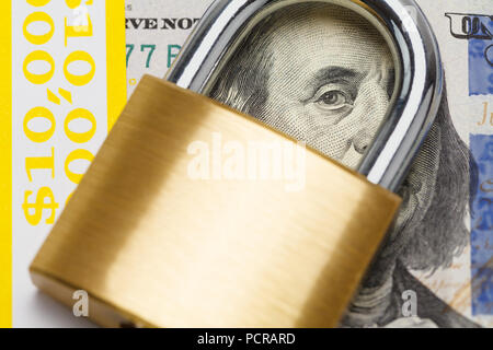 Close up di centinaia di dollari con serratura. Foto Stock
