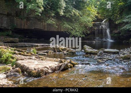 Vista della forza calderone di West Burton nel Yorkshire Dales National Park Foto Stock