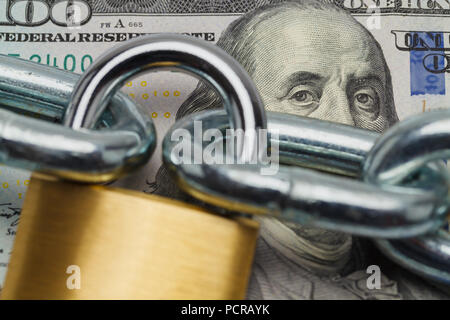 Close Up di denaro con lucchetto e catena. Foto Stock
