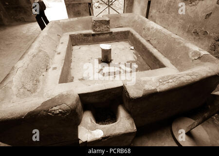 Rovine di un bacino per la balneazione all'interno di una classe superiore di casa o anche di un centro benessere e centro termale a Pompei, vicino a Napoli, Italia Foto Stock